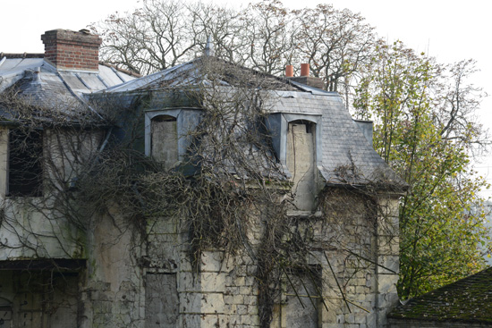 vine-covered house in Goussainville, a ghost town that inspires the art of traveling (Photo © Meredith Mullins)