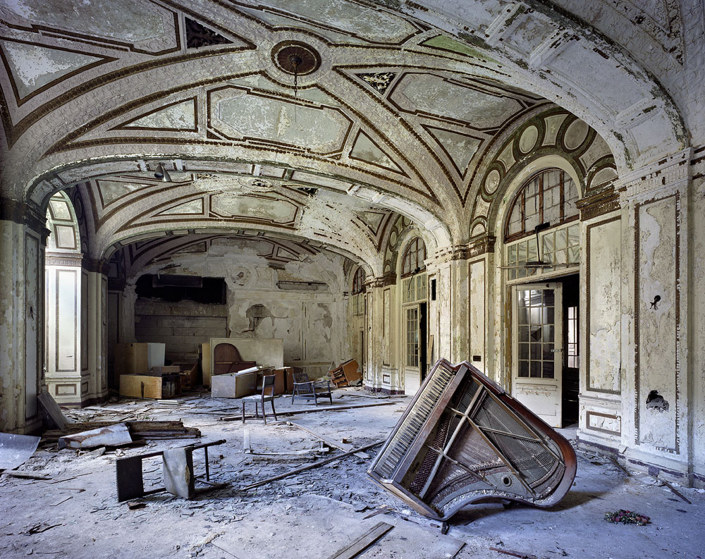 An abandoned room of a hotel apartment in Detroit, captured by a photographer engaged in urban exploration who wants you to see things differently. (image © Yves Marchand and Romain Meffre)